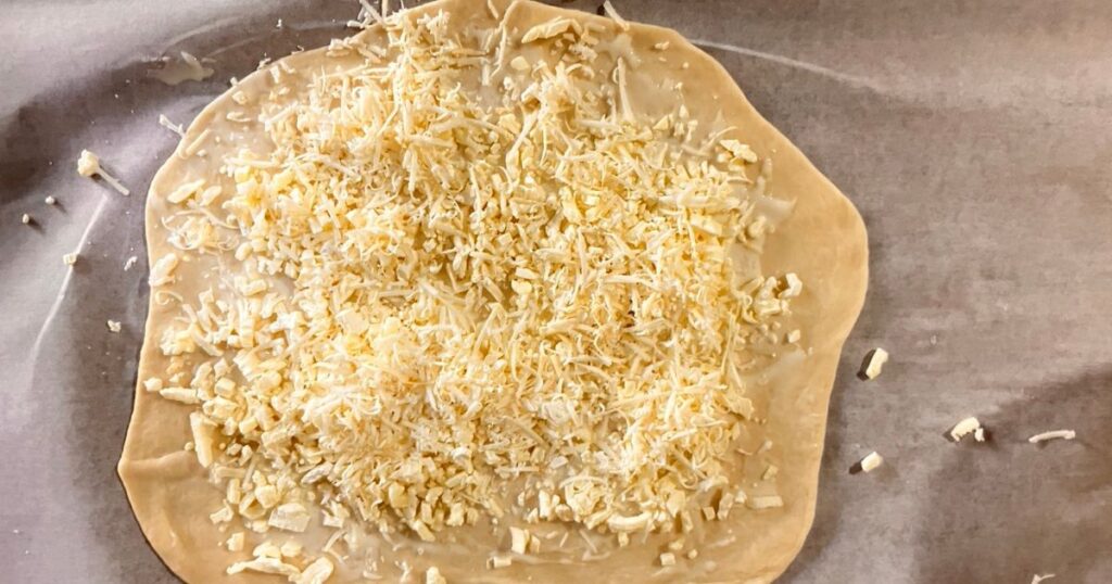 ホームベーカリーのピザ生地で簡単!耳までたっぷりチーズピザ