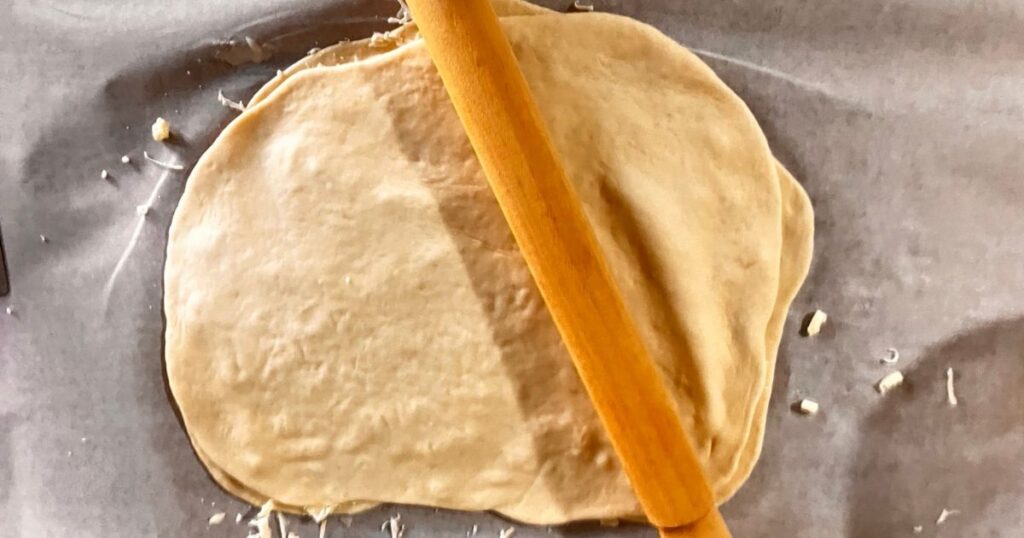 ホームベーカリーのピザ生地で簡単!耳までたっぷりチーズピザ