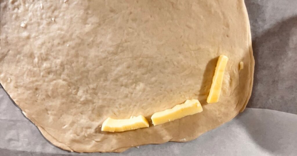 ホームベーカリーのピザ生地で簡単!耳までたっぷりチーズピザ