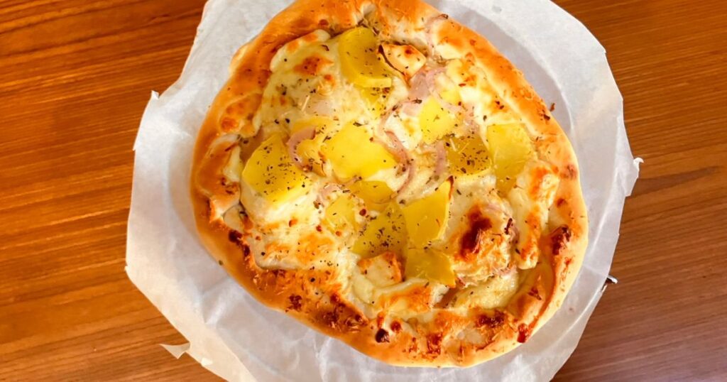 ホームベーカリーのピザ生地で簡単!耳までたっぷりチーズピザ