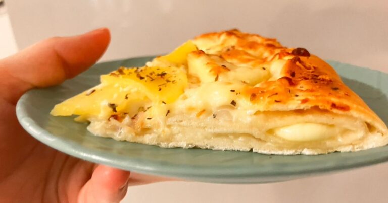 ホームベーカリーのピザ生地で簡単！耳までたっぷりチーズピザ