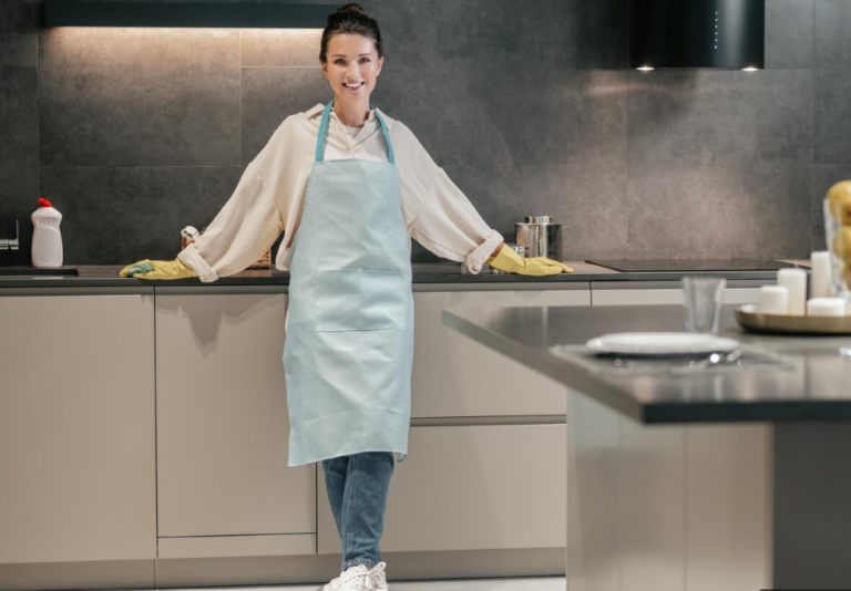 キッチンをピカピカにする掃除術！準備アイテムや使い方、流れをまるごと解説