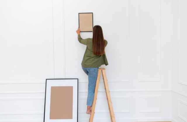 インテリアポスターで雰囲気のあるお部屋に!魅力やおすすめデザイン、貼り方をご紹介