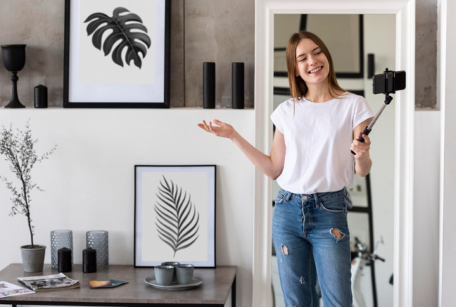 インテリアポスターで雰囲気のあるお部屋に!魅力やおすすめデザイン、貼り方をご紹介