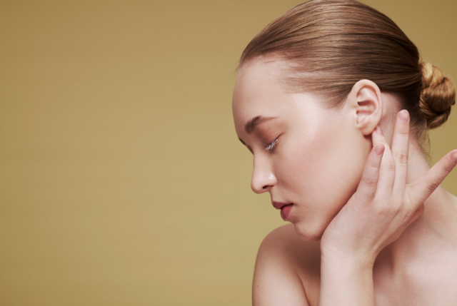 在宅ワークや家事の合間にカンタン疲労ケア!道具ナシでできる耳マッサージの効果とやり方