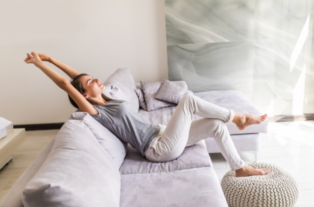 在宅ワークや家事の合間にカンタン疲労ケア!道具ナシでできる耳マッサージの効果とやり方