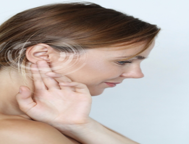 在宅ワークや家事の合間にカンタン疲労ケア!道具ナシでできる耳マッサージの効果とやり方