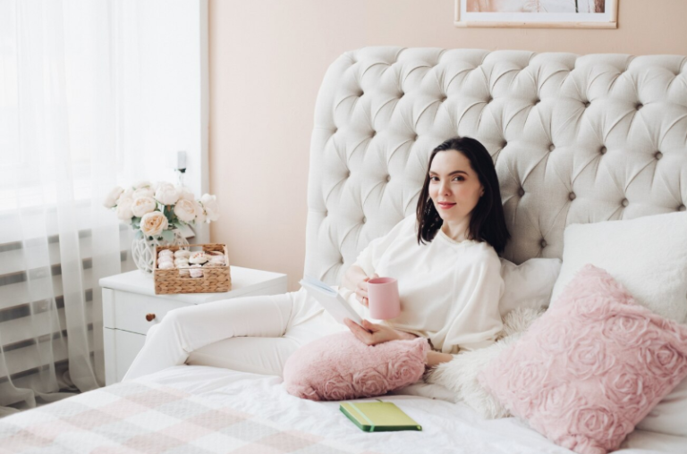 寝室のお気に入りスペースが完成！ベッドサイドテーブルのおすすめデザインと魅力