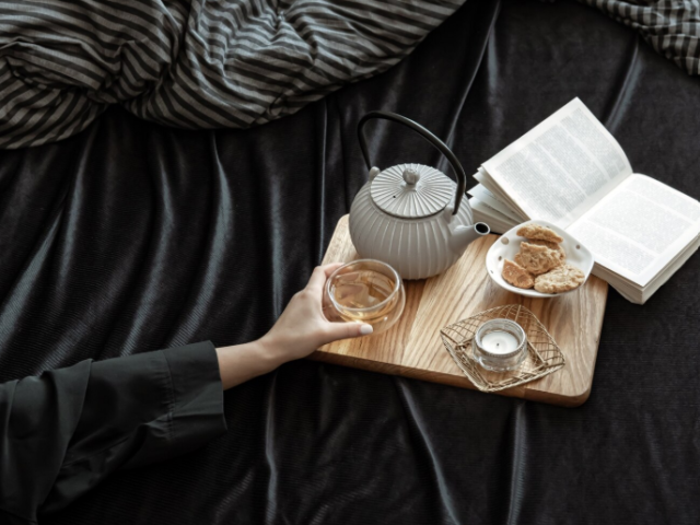 寝室のお気に入りスペースが完成！ベッドサイドテーブルのおすすめデザインと魅力