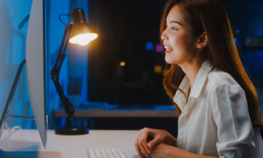 夜間のデスクワークがサクサク進む！デスクライトの上手な選び方