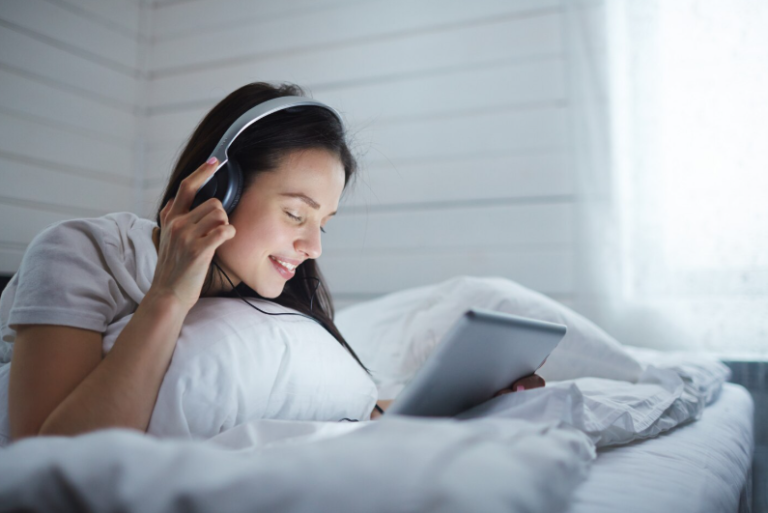 睡眠の質が高まる話題の寝ホン！メリットやおすすめ品をチェック