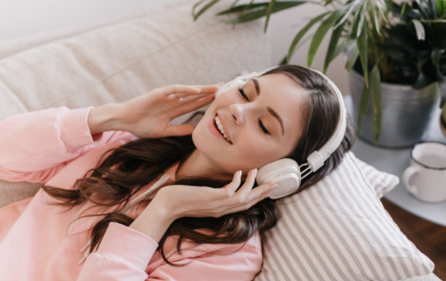 睡眠の質が高まる話題の寝ホン!メリットやおすすめ品をチェック