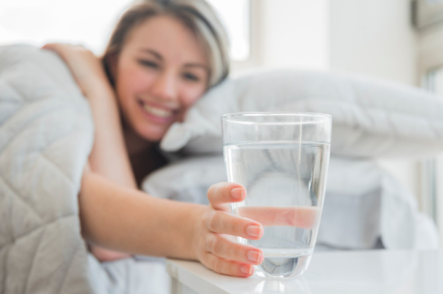 寝起きに口臭が気になるのはなぜ?原因に応じた対策でさわやかな息に!