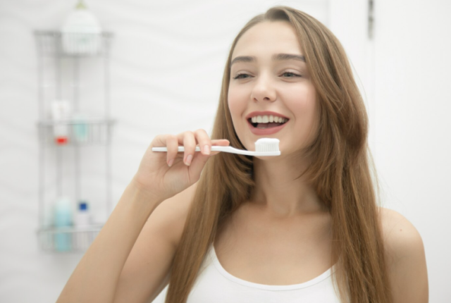 寝起きに口臭が気になるのはなぜ?原因に応じた対策でさわやかな息に!